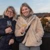 Ob Familientreffen, Wochenendausflug oder Hochzeit – die Alte Mainbrücke in Würzburg zieht Einheimische genauso an wie Urlaubsreisende. Am Samstag (26.10.24) tummeln sich bei Temperaturen um die 14 Grad zahlreiche Menschen auf dem historischen Wahrzeichen der Stadt.