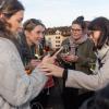Ob Familientreffen, Wochenendausflug oder Hochzeit – die Alte Mainbrücke in Würzburg zieht Einheimische genauso an wie Urlaubsreisende. Am Samstag (26.10.24) tummeln sich bei Temperaturen um die 14 Grad zahlreiche Menschen auf dem historischen Wahrzeichen der Stadt.