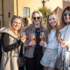 Ob Familientreffen, Wochenendausflug oder Hochzeit – die Alte Mainbrücke in Würzburg zieht Einheimische genauso an wie Urlaubsreisende. Am Samstag (26.10.24) tummeln sich bei Temperaturen um die 14 Grad zahlreiche Menschen auf dem historischen Wahrzeichen der Stadt.