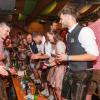 Zahlreiche Feierlustige besuchen am Samstag 26.10.24 das Gambacher Weinfest.