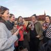 Ob Familientreffen, Wochenendausflug oder Hochzeit – die Alte Mainbrücke in Würzburg zieht Einheimische genauso an wie Urlaubsreisende. Am Samstag (26.10.24) tummeln sich bei Temperaturen um die 14 Grad zahlreiche Menschen auf dem historischen Wahrzeichen der Stadt.