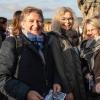 Ob Familientreffen, Wochenendausflug oder Hochzeit – die Alte Mainbrücke in Würzburg zieht Einheimische genauso an wie Urlaubsreisende. Am Samstag (26.10.24) tummeln sich bei Temperaturen um die 14 Grad zahlreiche Menschen auf dem historischen Wahrzeichen der Stadt.