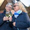 Ob Familientreffen, Wochenendausflug oder Hochzeit – die Alte Mainbrücke in Würzburg zieht Einheimische genauso an wie Urlaubsreisende. Am Samstag (26.10.24) tummeln sich bei Temperaturen um die 14 Grad zahlreiche Menschen auf dem historischen Wahrzeichen der Stadt.