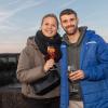 Ob Familientreffen, Wochenendausflug oder Hochzeit – die Alte Mainbrücke in Würzburg zieht Einheimische genauso an wie Urlaubsreisende. Am Samstag (26.10.24) tummeln sich bei Temperaturen um die 14 Grad zahlreiche Menschen auf dem historischen Wahrzeichen der Stadt.