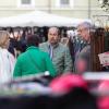 Etliche Menschen besuchen am Mantelsonntag (27.10.24) den Allerheiligenmarkt in Bad Brückenau. Ab Mittag öffneten auch die Geschäfte.