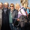 Ob Familientreffen, Wochenendausflug oder Hochzeit – die Alte Mainbrücke in Würzburg zieht Einheimische genauso an wie Urlaubsreisende. Am Samstag (26.10.24) tummeln sich bei Temperaturen um die 14 Grad zahlreiche Menschen auf dem historischen Wahrzeichen der Stadt.