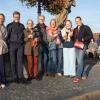 Ob Familientreffen, Wochenendausflug oder Hochzeit – die Alte Mainbrücke in Würzburg zieht Einheimische genauso an wie Urlaubsreisende. Am Samstag (26.10.24) tummeln sich bei Temperaturen um die 14 Grad zahlreiche Menschen auf dem historischen Wahrzeichen der Stadt.
