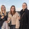 Ob Familientreffen, Wochenendausflug oder Hochzeit – die Alte Mainbrücke in Würzburg zieht Einheimische genauso an wie Urlaubsreisende. Am Samstag (26.10.24) tummeln sich bei Temperaturen um die 14 Grad zahlreiche Menschen auf dem historischen Wahrzeichen der Stadt.