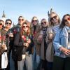 Ob Familientreffen, Wochenendausflug oder Hochzeit – die Alte Mainbrücke in Würzburg zieht Einheimische genauso an wie Urlaubsreisende. Am Samstag (26.10.24) tummeln sich bei Temperaturen um die 14 Grad zahlreiche Menschen auf dem historischen Wahrzeichen der Stadt.
