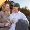 Ob Familientreffen, Wochenendausflug oder Hochzeit – die Alte Mainbrücke in Würzburg zieht Einheimische genauso an wie Urlaubsreisende. Am Samstag (26.10.24) tummeln sich bei Temperaturen um die 14 Grad zahlreiche Menschen auf dem historischen Wahrzeichen der Stadt.