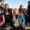Ob Familientreffen, Wochenendausflug oder Hochzeit – die Alte Mainbrücke in Würzburg zieht Einheimische genauso an wie Urlaubsreisende. Am Samstag (26.10.24) tummeln sich bei Temperaturen um die 14 Grad zahlreiche Menschen auf dem historischen Wahrzeichen der Stadt.