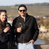 Ob Familientreffen, Wochenendausflug oder Hochzeit – die Alte Mainbrücke in Würzburg zieht Einheimische genauso an wie Urlaubsreisende. Am Samstag (26.10.24) tummeln sich bei Temperaturen um die 14 Grad zahlreiche Menschen auf dem historischen Wahrzeichen der Stadt.