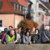 Ob Familientreffen, Wochenendausflug oder Hochzeit – die Alte Mainbrücke in Würzburg zieht Einheimische genauso an wie Urlaubsreisende. Am Samstag (26.10.24) tummeln sich bei Temperaturen um die 14 Grad zahlreiche Menschen auf dem historischen Wahrzeichen der Stadt.