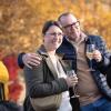 Ob Familientreffen, Wochenendausflug oder Hochzeit – die Alte Mainbrücke in Würzburg zieht Einheimische genauso an wie Urlaubsreisende. Am Samstag (26.10.24) tummeln sich bei Temperaturen um die 14 Grad zahlreiche Menschen auf dem historischen Wahrzeichen der Stadt.