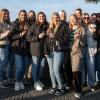 Ob Familientreffen, Wochenendausflug oder Hochzeit – die Alte Mainbrücke in Würzburg zieht Einheimische genauso an wie Urlaubsreisende. Am Samstag (26.10.24) tummeln sich bei Temperaturen um die 14 Grad zahlreiche Menschen auf dem historischen Wahrzeichen der Stadt.