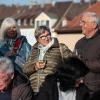 Ob Familientreffen, Wochenendausflug oder Hochzeit – die Alte Mainbrücke in Würzburg zieht Einheimische genauso an wie Urlaubsreisende. Am Samstag (26.10.24) tummeln sich bei Temperaturen um die 14 Grad zahlreiche Menschen auf dem historischen Wahrzeichen der Stadt.