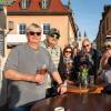 Ob Familientreffen, Wochenendausflug oder Hochzeit – die Alte Mainbrücke in Würzburg zieht Einheimische genauso an wie Urlaubsreisende. Am Samstag (26.10.24) tummeln sich bei Temperaturen um die 14 Grad zahlreiche Menschen auf dem historischen Wahrzeichen der Stadt.