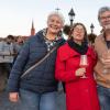 Ob Familientreffen, Wochenendausflug oder Hochzeit – die Alte Mainbrücke in Würzburg zieht Einheimische genauso an wie Urlaubsreisende. Am Samstag (26.10.24) tummeln sich bei Temperaturen um die 14 Grad zahlreiche Menschen auf dem historischen Wahrzeichen der Stadt.