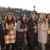 Ob Familientreffen, Wochenendausflug oder Hochzeit – die Alte Mainbrücke in Würzburg zieht Einheimische genauso an wie Urlaubsreisende. Am Samstag (26.10.24) tummeln sich bei Temperaturen um die 14 Grad zahlreiche Menschen auf dem historischen Wahrzeichen der Stadt.