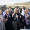 Ob Familientreffen, Wochenendausflug oder Hochzeit – die Alte Mainbrücke in Würzburg zieht Einheimische genauso an wie Urlaubsreisende. Am Samstag (26.10.24) tummeln sich bei Temperaturen um die 14 Grad zahlreiche Menschen auf dem historischen Wahrzeichen der Stadt.