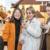 Ob Familientreffen, Wochenendausflug oder Hochzeit – die Alte Mainbrücke in Würzburg zieht Einheimische genauso an wie Urlaubsreisende. Am Samstag (26.10.24) tummeln sich bei Temperaturen um die 14 Grad zahlreiche Menschen auf dem historischen Wahrzeichen der Stadt.
