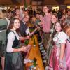 Zahlreiche Feierlustige besuchen am Samstag 26.10.24 das Gambacher Weinfest.