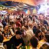 Zahlreiche Feierlustige besuchen am Samstag 26.10.24 das Gambacher Weinfest.