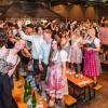 Zahlreiche Feierlustige besuchen am Samstag 26.10.24 das Gambacher Weinfest.