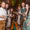 Zahlreiche Feierlustige besuchen am Samstag 26.10.24 das Gambacher Weinfest.