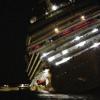 Späte Evakuierung: Mitten in der Nacht verließen die Passagiere mit Rettungsbooten das Kreuzfahrtschiff „Costa Concordia“, das vor der italienischen Insel Giglio havariert war. Unser Bild zeigt den Luxusliner, wie er bereits eine deutliche Schlagseite hat.