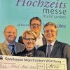 Willkommene Hilfe: Prof. Paul-Gerhardt Schlegel (von links), Bernadette Borth und Helmut Strohmeier (Verein Hilfe durch Spaß), hinter Messeveranstalter Michael Schlander.