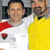 Urkunde für Lutz Trabert: Der Ostheimer (links) ist nun Wing-Tsun-meister. Dazu gratulierte ihm Großmeister Keith R. Kernspecht.