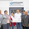(ue)   Die Firma „Energypoint“ aus Holzhausen hat traditionsgemäß für den Förderverein krebskranker Kinder Hambach gespendet. Aus den 600 Euro von Mitarbeitern, 150 Euro von Klaus Müller von der Firma Metallbau in Rottershausen und weiteren 150 Euro von „Energypoint“ ergaben sich 900 Euro als Endsumme. Außerdem ist bei der Firma Landtechnik Müller in Holzhausen, ebenso wie bei der Familie Lutz, Ringstraße 29, in Hambach, noch Marmelade und Likör vom Weihnachtsmarkt erhältlich: Der Erlös kommt ebenfalls dem Förderverein zugute. Im Bild (von links) bei der Scheckübergabe: Daniela Windsauer  von der Firma Energypoint, Kassier Erich Nenninger, Beisitzerin  Annemarie Lutz, Sandra Windsauer, Matthias Windsauer (beide Firma Energypoint), Klaus Müller, Vize-Vorsitzender Winfried Schulz und Vorsitzender Reinhard Lutz.