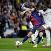 Barcelonas Robert Lewandowski leitet das Debakel für Real Madrid ein. Antonio Rüdiger (M) erlebt einen bitteren Abend.