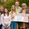 Die Spendenübergabe mit vier Vertretern der radelnden Schülerinnen und Schüler, dem Stadtradeln-Verantwortlichen Jochen Först, Schulleiterin Maria Eirich sowie Hospizleiterin Beate Neumeister.