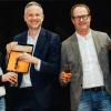 Simon Pierro spendiert dem Führungstrio der VR Bank Kitzingen gerne ein Bier – frisch gezapft vom iPad (v. links n. rechts: Anika Friedrich, Simon Pierro, Alexander Schuster und Selina Gruß).