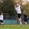 Die Würzburg Wombats beim Flag-Football-Training: In diesem Spielzug hat der Quarterback (rechts) den Ball zu seinem Passempfänger geworfen (Nummer 17). Ein Verteidiger versucht, ihn am Fangen zu hindern und hat bereits die Hand an der Flagge.