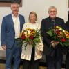 Der Ministerialbeauftragte für die Realschulen in Unterfranken, Marcus Ramsteiner und Oberin Sr. Katharina Merz (OSU) beglückwünschen Hildegard Carl (3. von links) und Christina Erk zu ihren neuen Aufgaben.