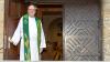 Willkommen: Der neue Pfarrer Sven Johannsen öffnet die Seitentür zur Kirche Unsere Liebe Frau im Würzburger Frauenland. 