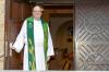 Willkommen: Der neue Pfarrer Sven Johannsen öffnet die Seitentür zur Kirche Unsere Liebe Frau im Würzburger Frauenland. 