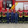 Zwei Gruppen der Feuerwehr Gerolzhofen absolvierten die Leistungsprüfung "Die Gruppe im Löscheinsatz". Das Bild zeigt die erfolgreichen Teilnehmerinnen und Teilnehmer zusammen mit den Schiedsrichtern, Kreisbrandmeister Daniel Scheller (ab Dritter von rechts), Kreisbrandinspektor Alexander Bönig und Kreisbrandmeister Stefan Hauck, und Kommandant Martin Zink (links).