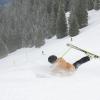 Gestürzt und verletzt? Für solche Fälle sollten Skifahrer wissen, wie sie am Berg Hilfe verständigen können.