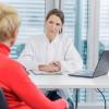 Frauen, die das Gefühl haben, dass sich ihre ADHS-Symptome in der Perimenopause verschlechtern, sollten das bei ihrer Ärztin oder ihrem Arzt ansprechen.