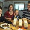 Kichererbsen aus eigener Ernte. Bei Christina und Theodor Bender in Sechselbach greifen auch Fenja und Samuel gerne zu bei den herzhaft gewürzten Falafeln.