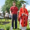 Beim Pfarrfest in Gernach, - dieses Mal stand der zweite Patron der Gernacher Kirche, St. Urban im Mittelpunkt. Daher wurden im Kirchgarten drei Weinstöcke gepflanzt, denn Urban ist der Schutzpatron der Winzer. Im Bild Kirchenpfleger Michael Werner, Pfarrer Thomas Amrehn, die Lindacher Weinprinzessin Julia Krapf, und die Sprecherin des Ortsteams Gernach, Karin Johe-Nickel nach dem Pflanzen der drei Weinstöcke im Kirchengarten. Klar, dass die Weinstöcke mit Frankenwein begossen werden.