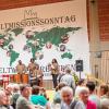 Sensationelle Stimmung beim Weltmissionssonntag in der Abtei Münsterschwarzach: Das Gastland Togo hat etwa 2700 Besucherinnen und Besucher angelockt. So wie hier in der Halle bei togolesischer Trommelmusik war das ganze Abteigelände über den Tag verteilt gefüllt. Der Herbst-Markt im Fair-Handel hatte zwar schon am Samstag viele angelockt, aber am Sonntag war zeitweise im Innenbereich kein Durchkommen mehr.