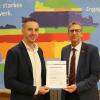 Vereidigung als neuer Sachverständiger für das Handwerk (von links): Andreas Förth, Maler- und Lackierermeister aus Großlangheim, und Michael Bissert, Präsident der Handwerkskammer für Unterfranken.