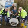 Frische Fische für den Main: Das Foto zeigt Bernhard Kortus (Laborleiter des konventionellen Wasserlabors bei Preußen Elektra), Hanna, Fischerzunft-Obermeister Willi Stein, Ben und Louis, sowie Thomas Fürst (Umweltschutzbeauftragter bei Preußen Elektra) mit einer Ladung Karpfen, die am Grafenrheinfelder Bootsslip in den Main ausgesetzt werden.