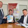 Der neue Ausbildungskompass liegt vor – er liefert wertvolle Informationen zur Berufsorientierung. Auf dem Foto (von links) Landrat Thomas Bold, Moritz Muth, Verwaltungsfachangestellter 1. Ausbildungsjahr, und Frank Bernhard, Wirtschaftsförderung.