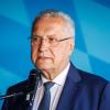 Will DFB und DFL beim Thema Gewalt im Fußball in die Pflicht nehmen: Bayerns Innenminister Joachim Herrmann (CSU).